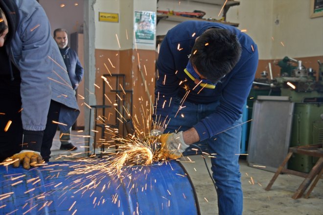 Ağrı'da öğrenciler depremzedeler için soba ve hijyen malzemesi üretiyor