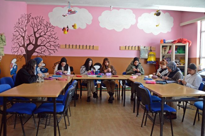 Ağrı'da lise öğrencileri depremzedeler için atkı, bere ve patik örüyor