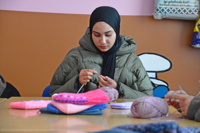 - patik ve atkı, AĞRI öğrencileri bere depremzedeler için örüyor Lise 5