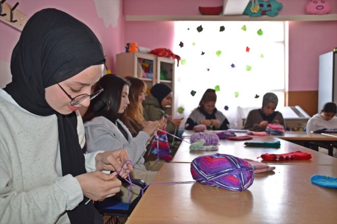 bere patik depremzedeler Lise için öğrencileri örüyor ve atkı, - AĞRI 7