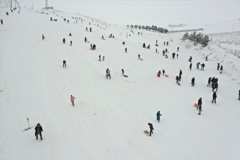 Ağrı'nın Küpkıran Kayak Merkezi'nde sezon açıldı