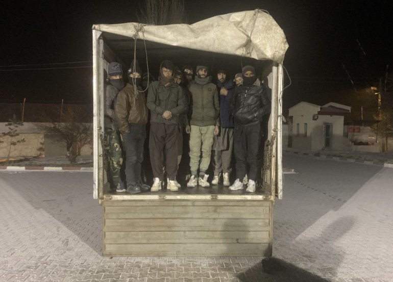 Ağrı Valiliği İl Jandarma Komutanlığı ekiplerince yapılan yol kontrolünde kamyonet kasasında saklanmış 67 düzensiz göçmen ve 2 organizatör yakalandı.1