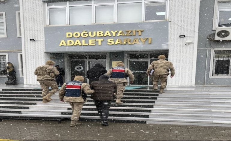 Ağrı Valiliği İl Jandarma Komutanlığı ekiplerince yapılan yol kontrolünde kamyonet kasasında saklanmış 67 düzensiz göçmen ve 2 organizatör yakalandı.2