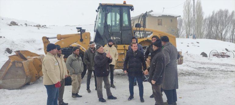 Ağrılı besici, deprem bölgesine hayvanlar için bir tır ot gönderdi1