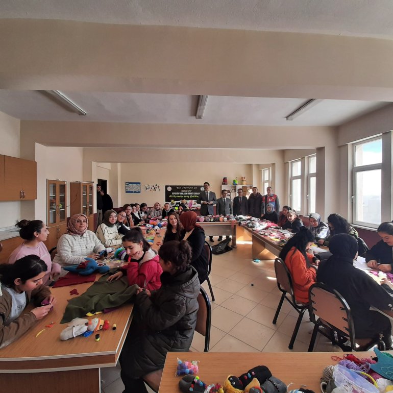 Ağrılı çocuklar depremden etkilenen kardeşleri için oyuncak üretiyor2