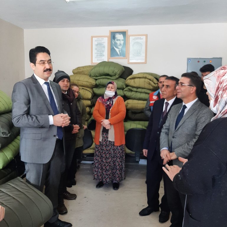 Ağrılı çocuklar depremden etkilenen kardeşleri için oyuncak üretiyor3