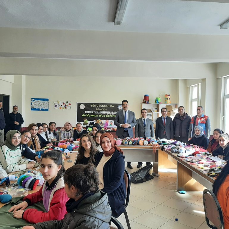Ağrılı çocuklar depremden etkilenen kardeşleri için oyuncak üretiyor4