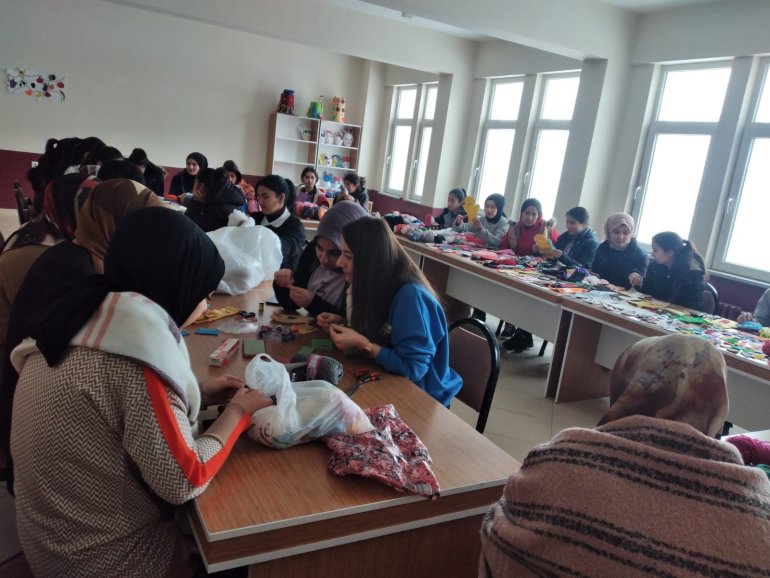 Ağrılı çocuklar depremden etkilenen kardeşleri için oyuncak üretiyor5