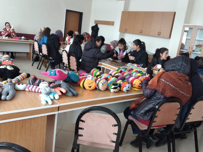 Ağrılı çocuklar depremden etkilenen kardeşleri için oyuncak üretiyor6