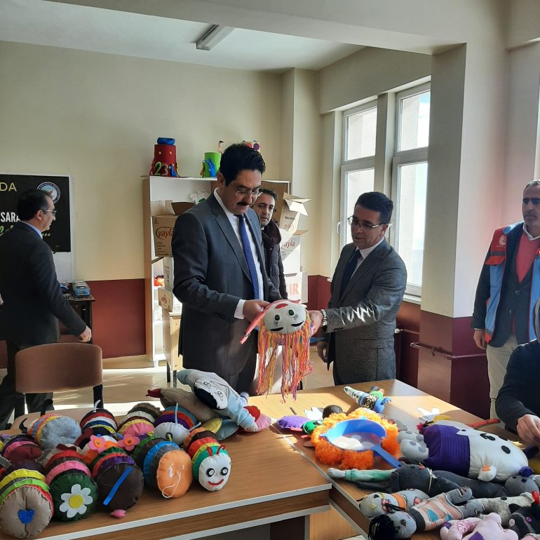 Ağrılı çocuklar depremden etkilenen kardeşleri için oyuncak üretiyor7