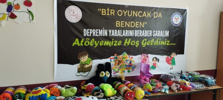 Ağrılı çocuklar depremden etkilenen kardeşleri için oyuncak üretiyor8