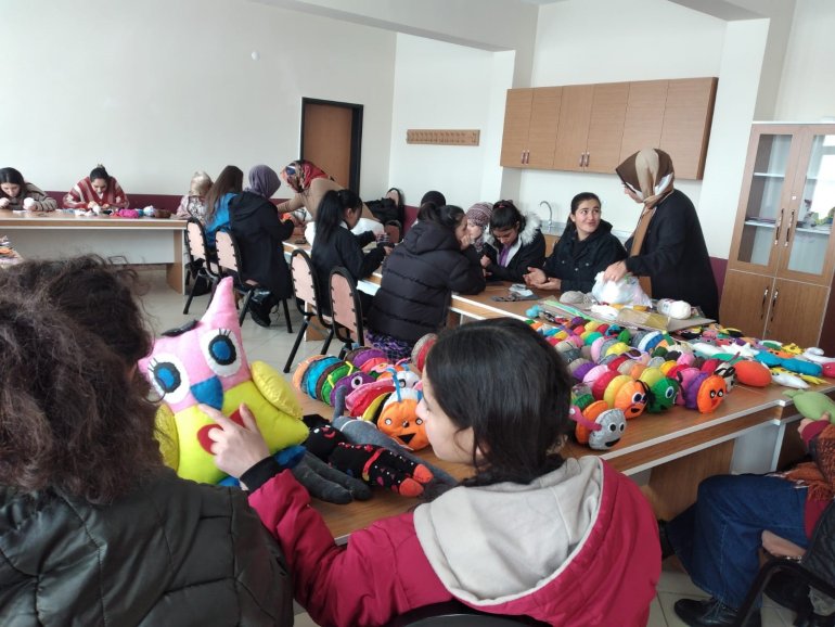 Ağrılı çocuklar depremden etkilenen kardeşleri için oyuncak üretiyor9