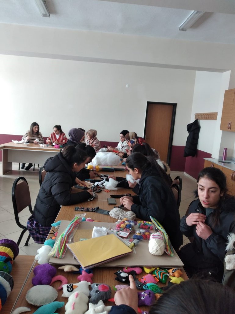 Ağrılı çocuklar depremden etkilenen kardeşleri için oyuncak üretiyor10