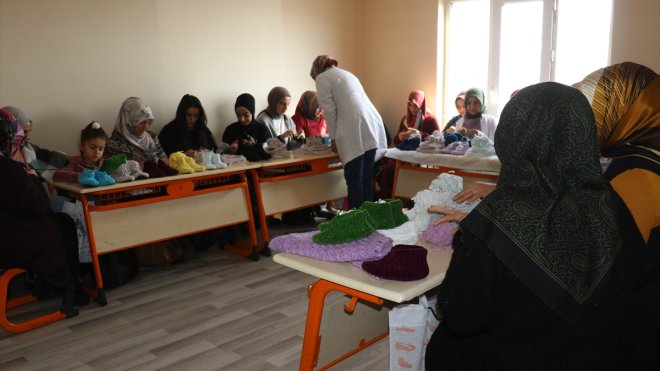 Ağrılı kadınlar depremzedeler için atkı, bere ve patik örüyor