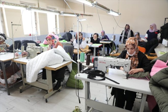 Ağrılı kadınlar depremzedeler için uyku tulumu mesaisinde