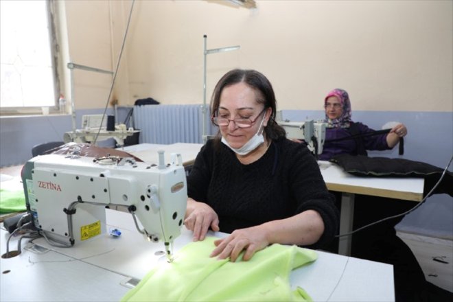 için depremzedeler kadınlar uyku mesaisinde Ağrılı tulumu 2