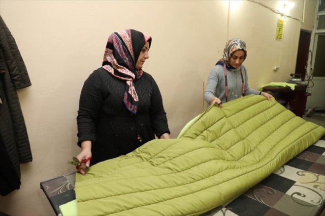 depremzedeler kadınlar mesaisinde Ağrılı tulumu için uyku 11