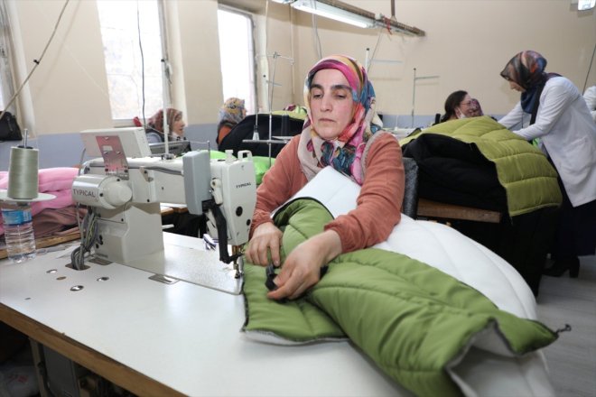 mesaisinde depremzedeler uyku kadınlar için tulumu Ağrılı 3