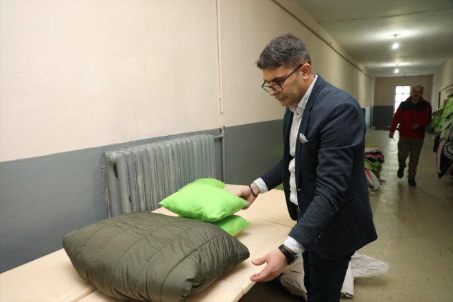 için uyku depremzedeler mesaisinde kadınlar Ağrılı tulumu 7