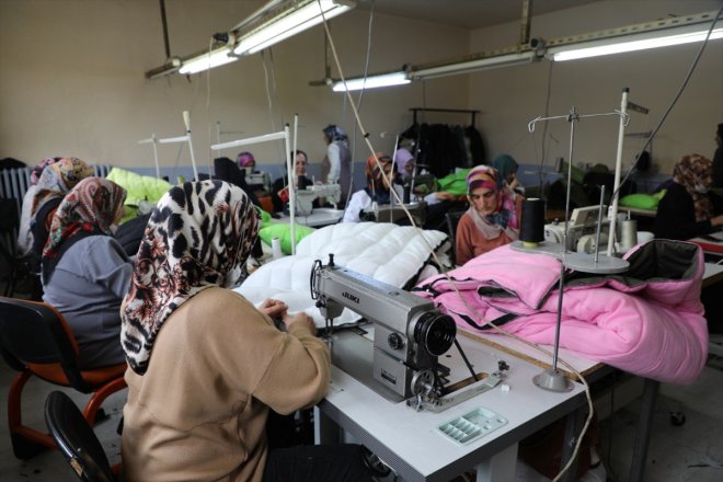 mesaisinde için Ağrılı depremzedeler tulumu kadınlar uyku 8