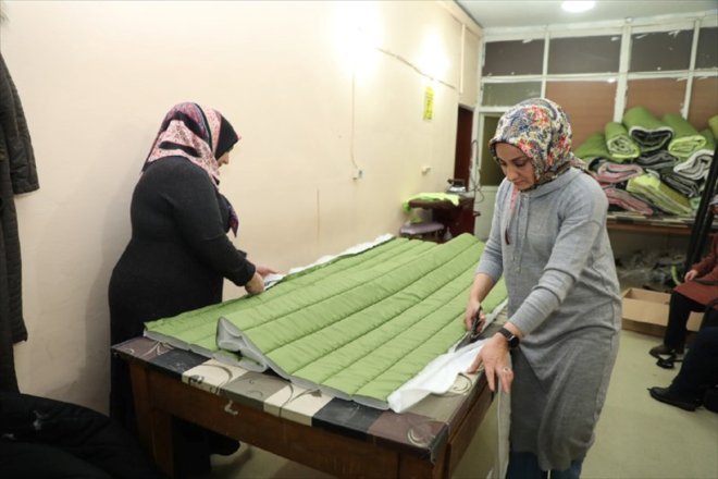 tulumu mesaisinde depremzedeler uyku kadınlar Ağrılı için 10