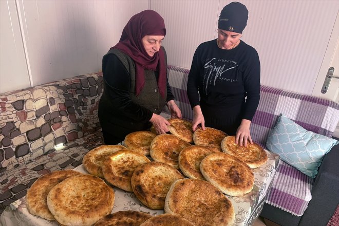 Ahıska Türkü kadınlar yöresel ekmeklerini depremzedeler için pişiriyor