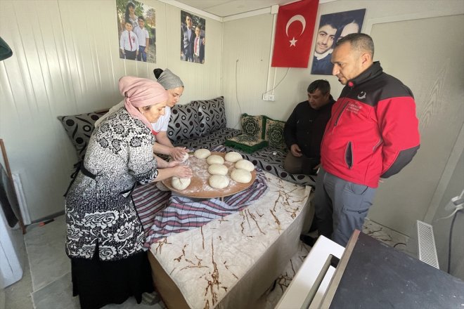depremzedeler ekmeklerini için Türkü Ahıska yöresel kadınlar pişiriyor 2