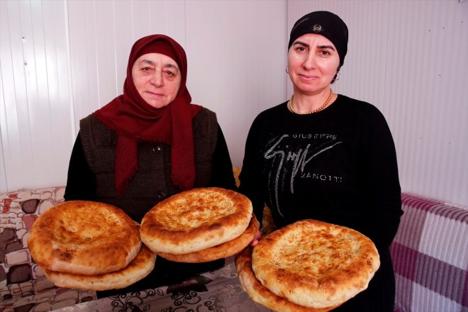 Ahıska Türkü ekmeklerini kadınlar pişiriyor yöresel için depremzedeler 11
