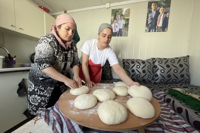 Ahıska ekmeklerini Türkü için pişiriyor yöresel depremzedeler kadınlar 3