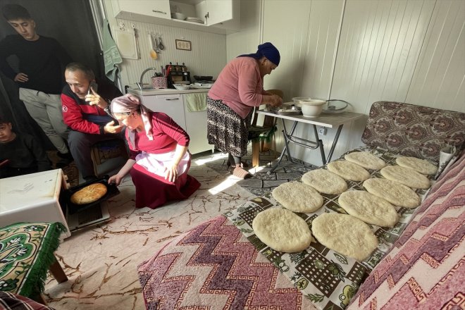 depremzedeler için Türkü pişiriyor ekmeklerini Ahıska yöresel kadınlar 4