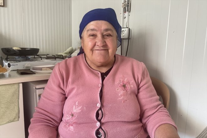 ekmeklerini Türkü pişiriyor Ahıska için yöresel depremzedeler kadınlar 6