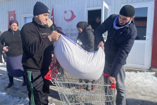 Ahıska yöresel Türkü pişiriyor için kadınlar depremzedeler ekmeklerini 9
