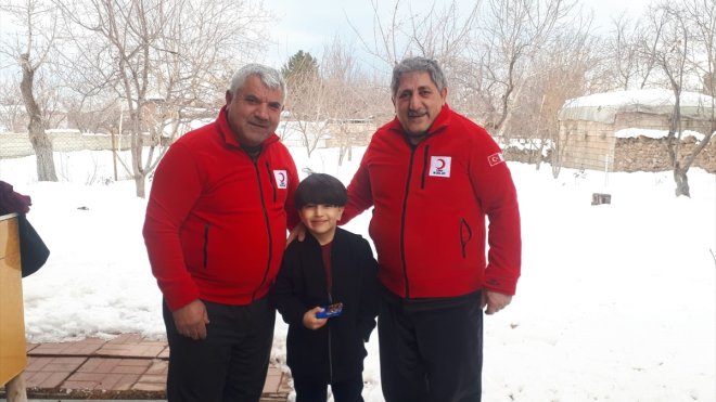 Ahlat'ta 5 yaşındaki çocuk kumbarasındaki parayı Kızılay'a bağışladı
