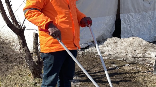 Akrabalarını enkaz altından çıkarıp depremzedelerin yardımına koştular