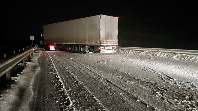 Ardahan'da bazı tırlar buzlanma nedeniyle yolda kaldı