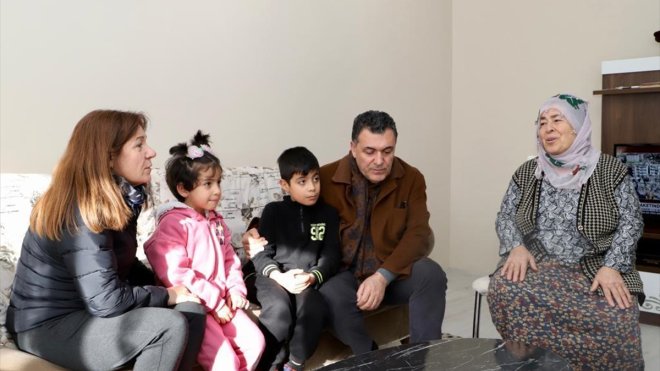 Ardahan Belediye Başkanı Demir, kentte konaklayan depremzedeleri ziyaret etti1