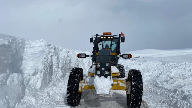 Ardahan'da kardan kapanan köy yolları ulaşıma açıldı