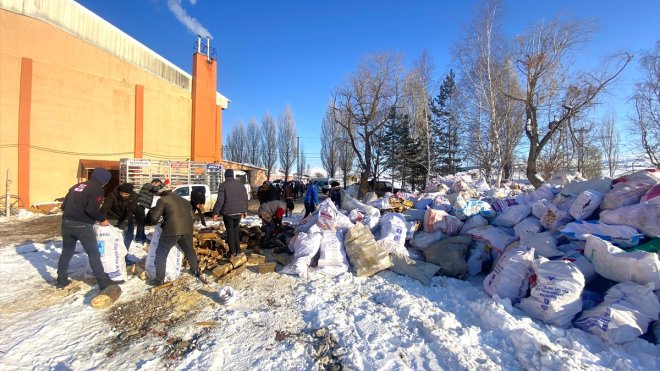 Ardahan'da orman köylüleri yakacak odunlarını depremzedelere gönderdi