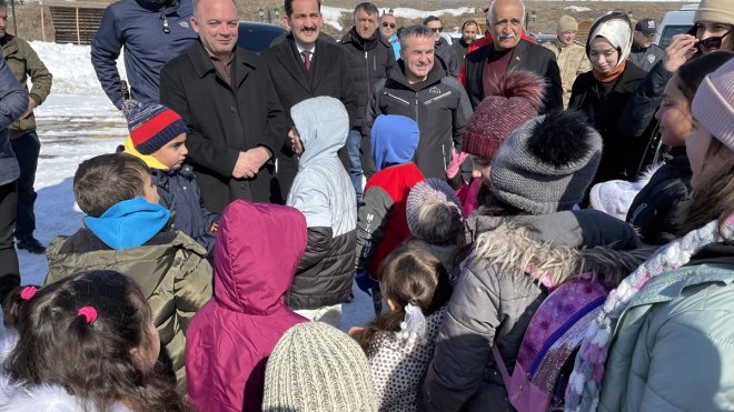 Ardahan'a gelen depremzede çocuklar, Çıldır Gölü'nü atlı kızakla gezdi