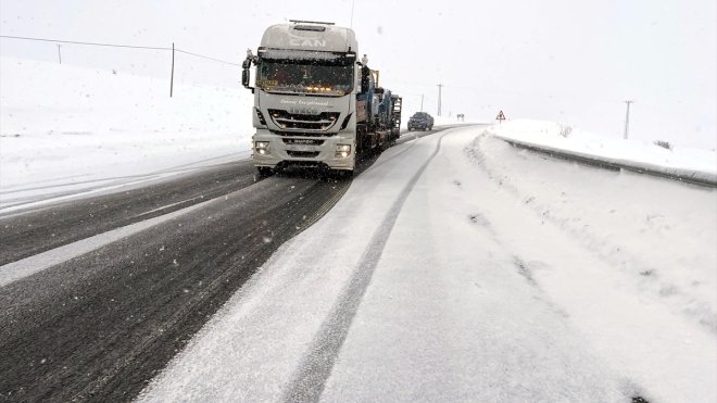 Ardahan'da kar ve buzlanma nedeniyle ağır tonajlı araçlar yolda kaldı