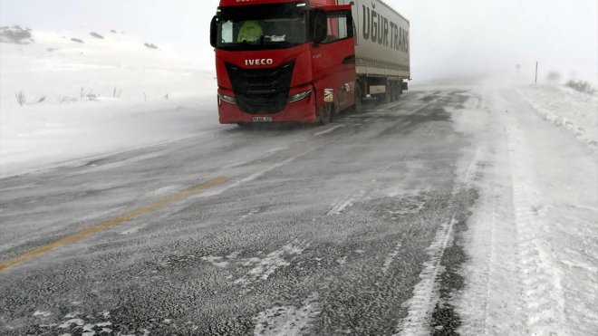 Ardahan'da etkili olan tipi ve buzlanma ulaşımı aksattı