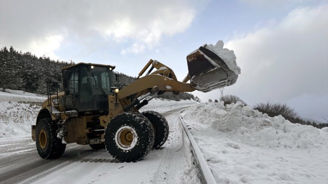 Türkgözü-Posof-Damal kara yolunda karla mücadele çalışması sürüyor