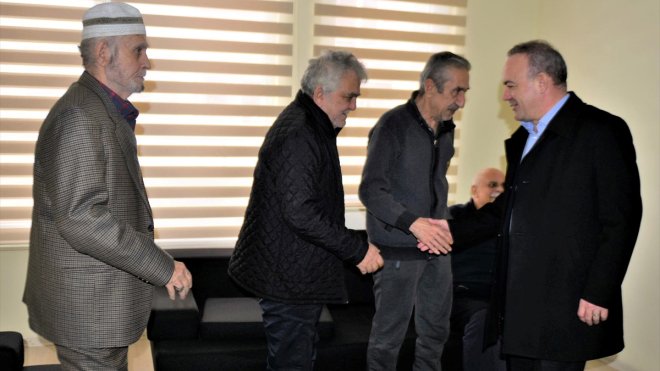 Ardahan Valisi Öner, huzurevindeki afetzedeleri ziyaret etti