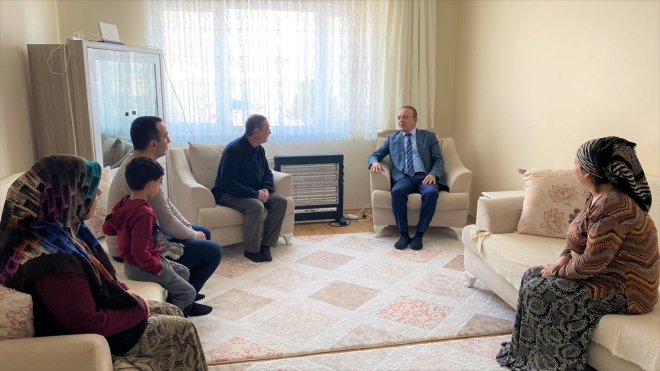 Ardahan Valisi Öner, kentte konaklayan depremzedeleri ziyaret etti: