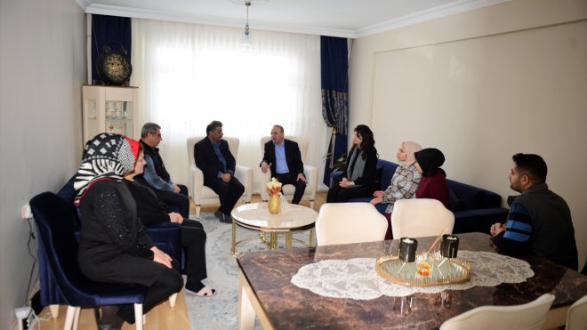 Ardahan Valisi Öner, kentte konaklayan depremzedeleri ziyaret etti1