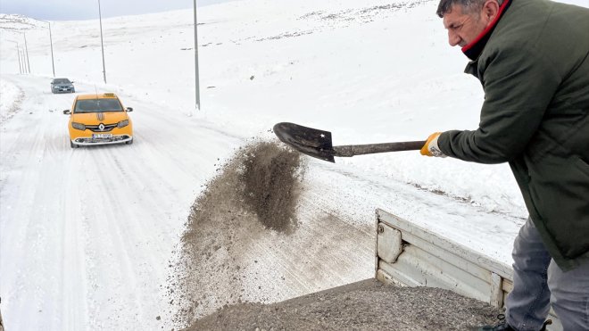 Ardahan ve Kars'ta karla mücadele çalışması sürüyor