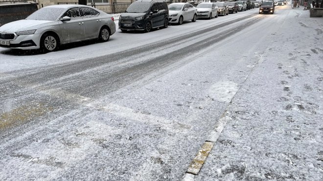 Kars, Ardahan ve Tunceli'de yoğun kar yağışı etkili oluyor