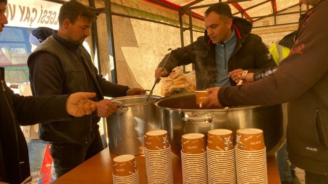 Arpaçay Belediyesi Adıyaman'da depremzedelere 3 öğün sıcak yemek hazırlıyor