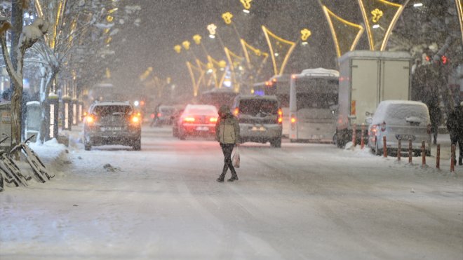 Diyarbakır, Batman, Mardin ve Bingöl'de kar yağışı devam etti