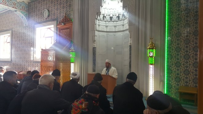 Bingöl'de cuma namazında camilerde depremzedeler için dua edildi